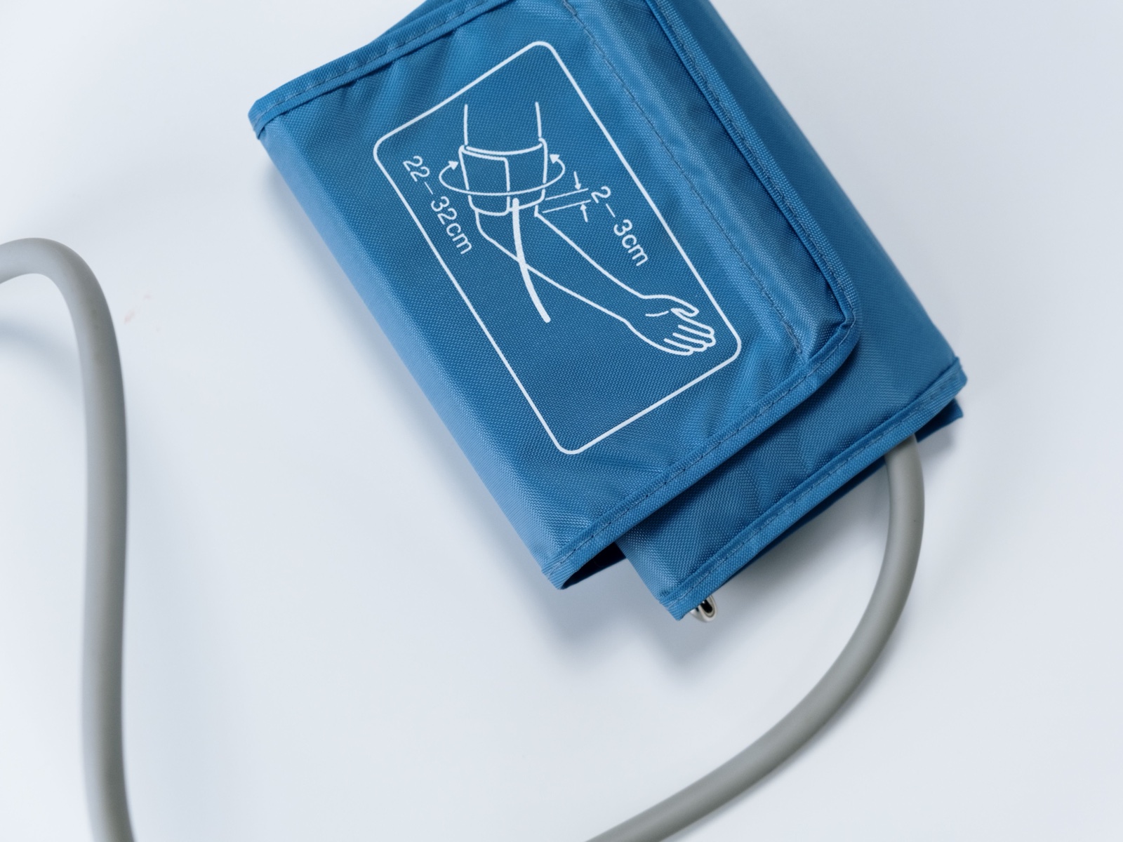 Blutdruckmanschette auf heller Fläche