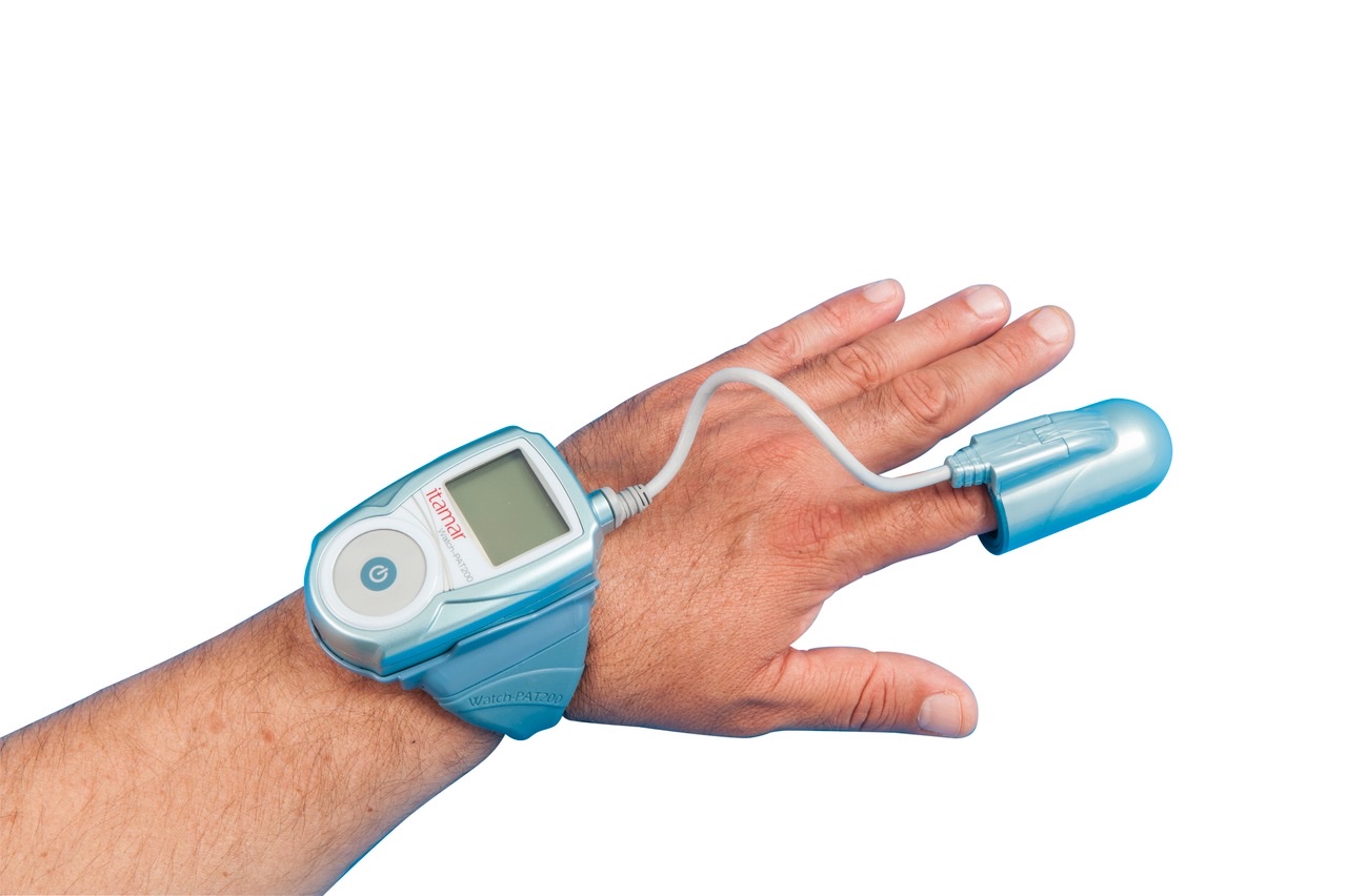 WatchPAT am Handgelenk mit Fingersensor