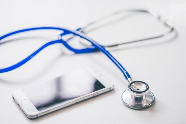 Stethoskop neben einem Mobiltelefon
